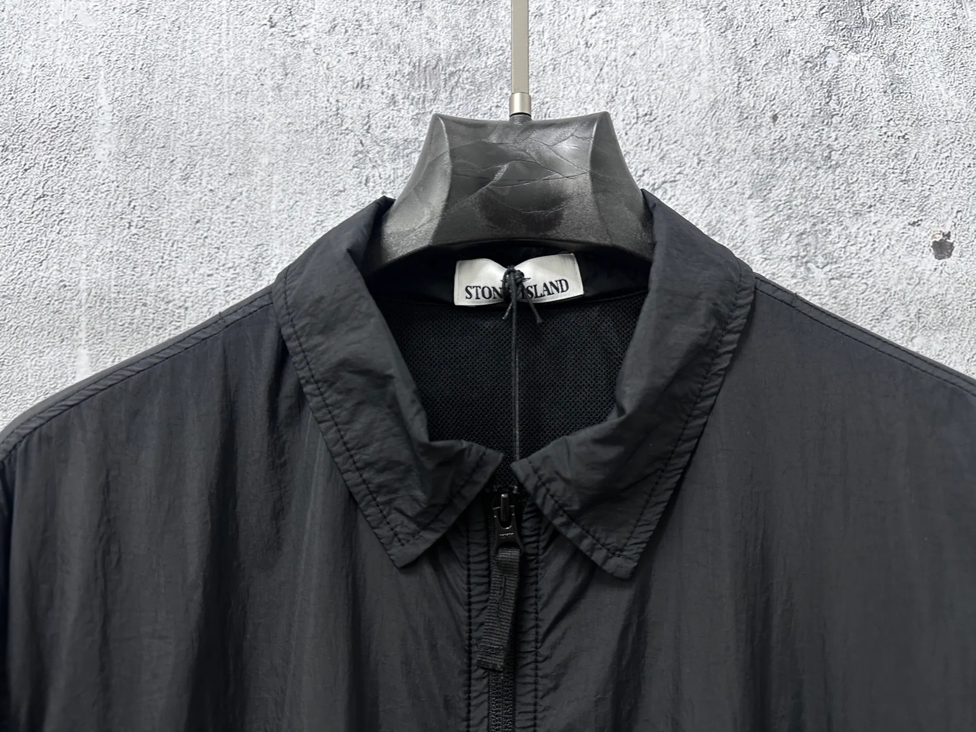 P360 [STONE ISLAND] Stone Island 25s black metal nylon jacket. Made of customized metal nylon fabric. The cost is quite high. The cross-section is Y-shaped. Fastness level is above level 3. Windproof, splash-proof, and anti-static. Garment dyeing technology gives a unique light metallic luster. Simple and elegant design. Compass mark on the left chest. Logo on the left sleeve. Uniform for men and women. Suitable for daily commuting. Size: S-XL